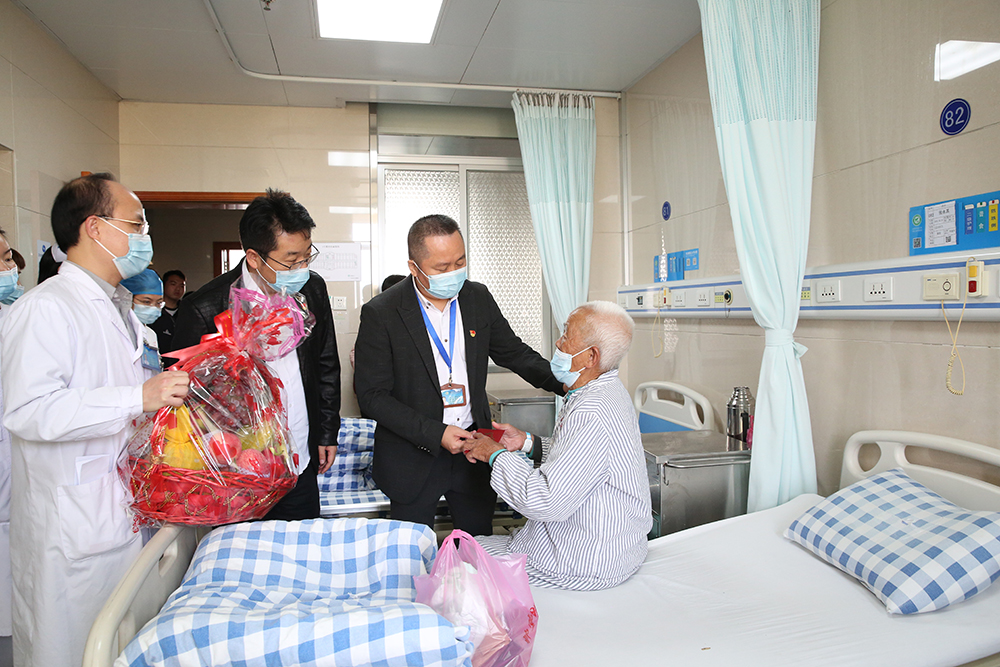 1.医院党委专职副书记黄春明带队到病房看望老人.jpg